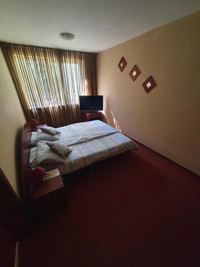 Hotel Graf Łask Екстериор снимка